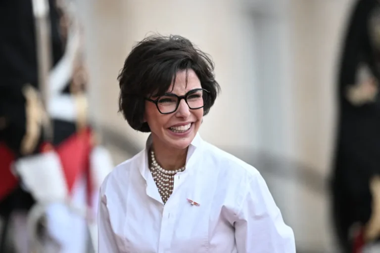 Rachida Dati : une escapade revitalisante dans la maison familiale au Maroc avec sa fille Zohra 3 photo de rachida dati devant l'elysée elle souri