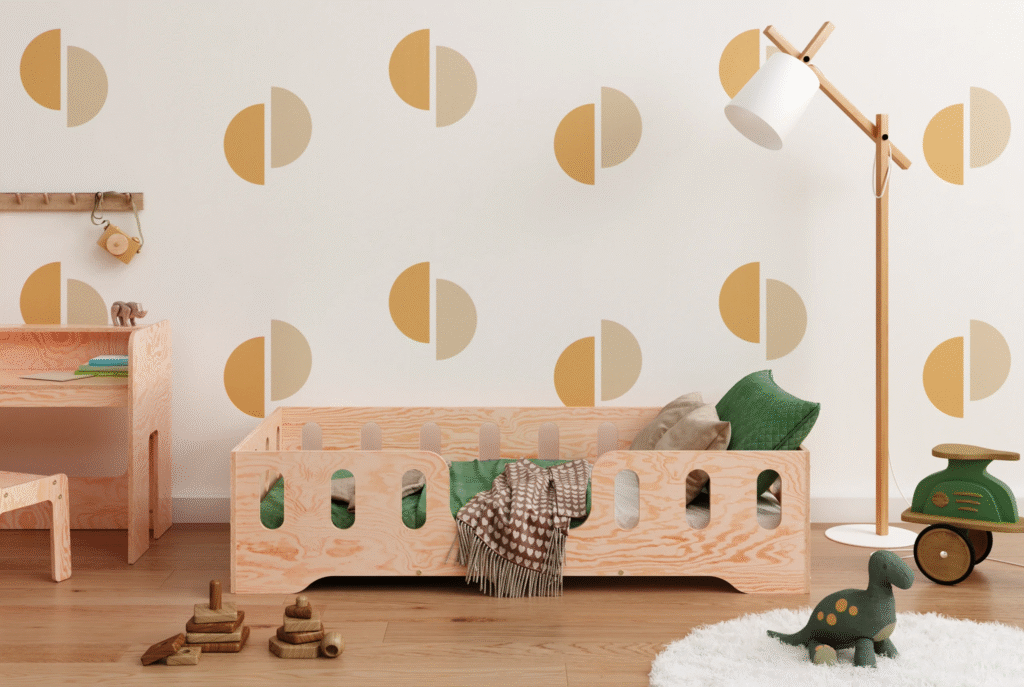 Un lit en bois dans une chambre