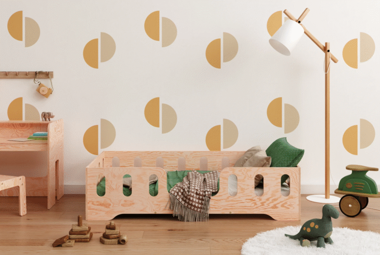 Lit enfant tipi : un cocon ludique pour un sommeil paisible 18 Un lit en bois dans une chambre