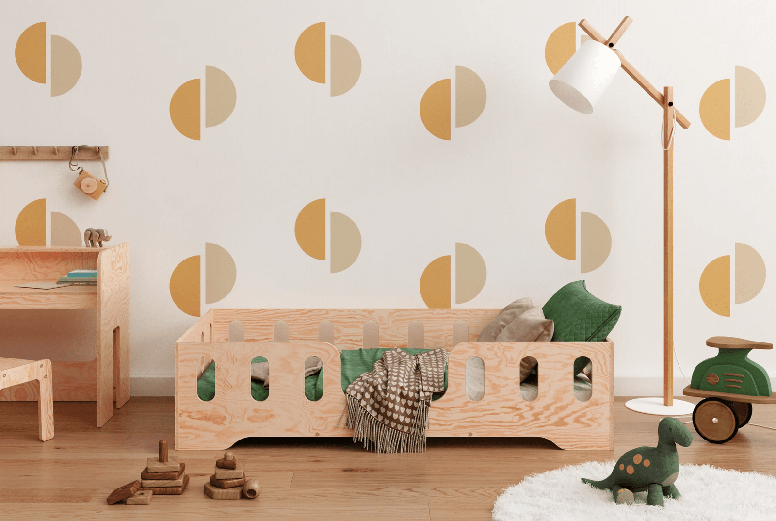 Un lit en bois dans une chambre