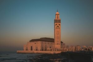 Mosquée Hassan II à Casablanca au coucher du soleil, vue sur l'Atlantique
