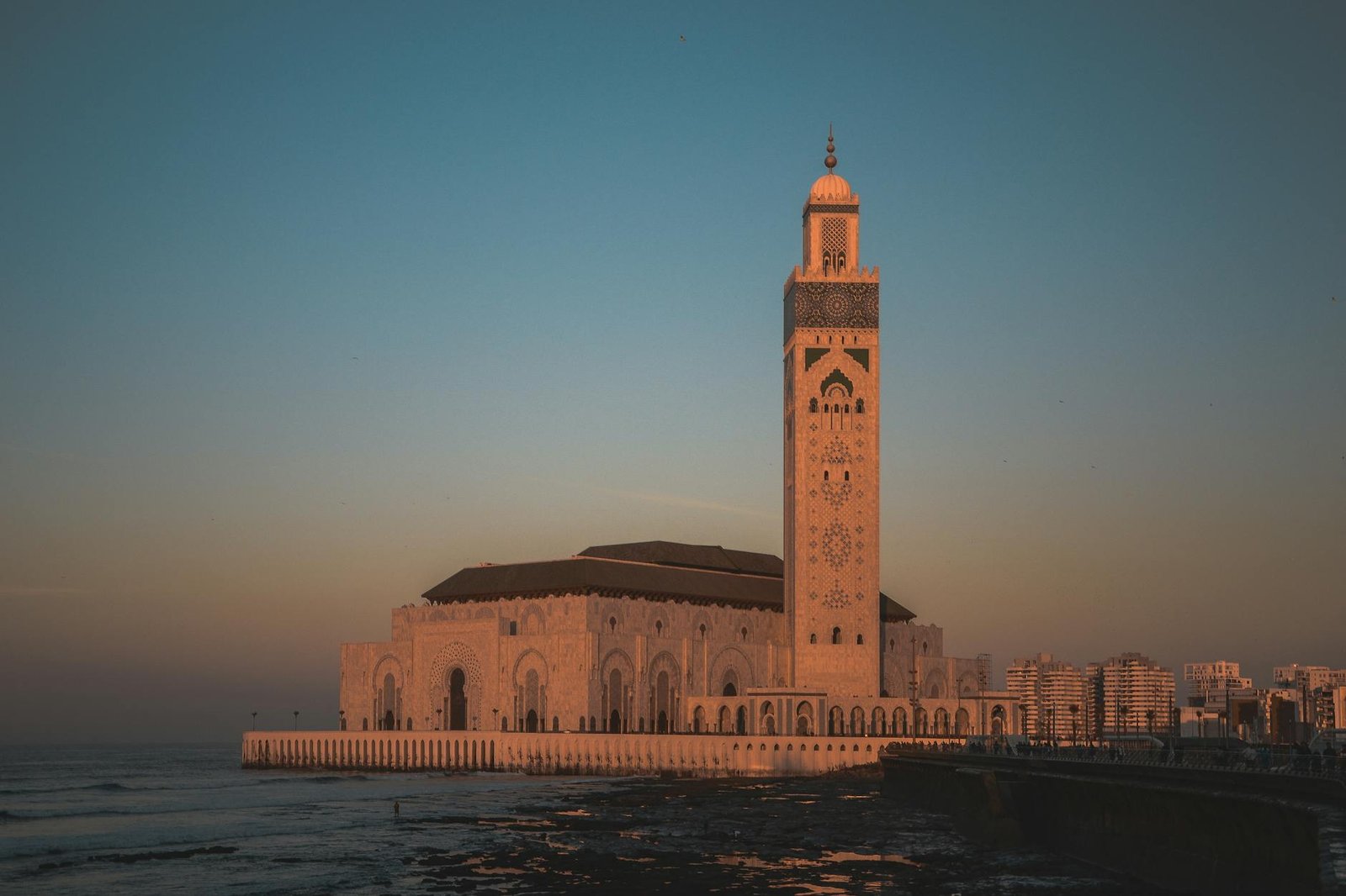 Mosquée Hassan II à Casablanca au coucher du soleil, vue sur l'Atlantique