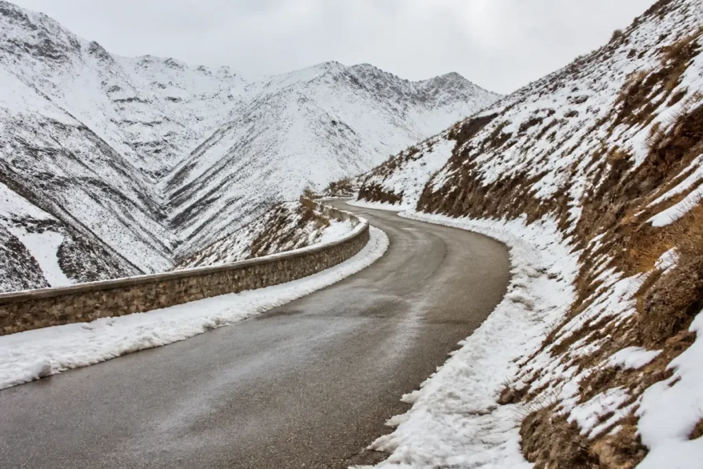 Quand partir au Maroc : la bonne saison région par région 2 Route de montagne enneigée franchissant un col du Haut Atlas au Maroc